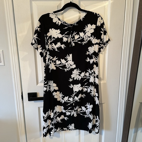 White and black summer dress with pockets - Picture 2 of 4